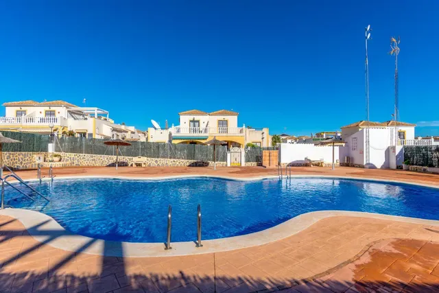Serena V – Adosado tipo Quad con 3 dormitorios, jardín, piscina comunitaria y parking privado en Los Altos — 34