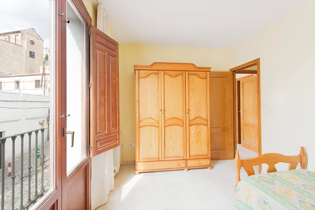 Albayzin bajo zona. piso 3 dormitorios. 2 baños. salón. cocina. calefacción. luminoso. — 8