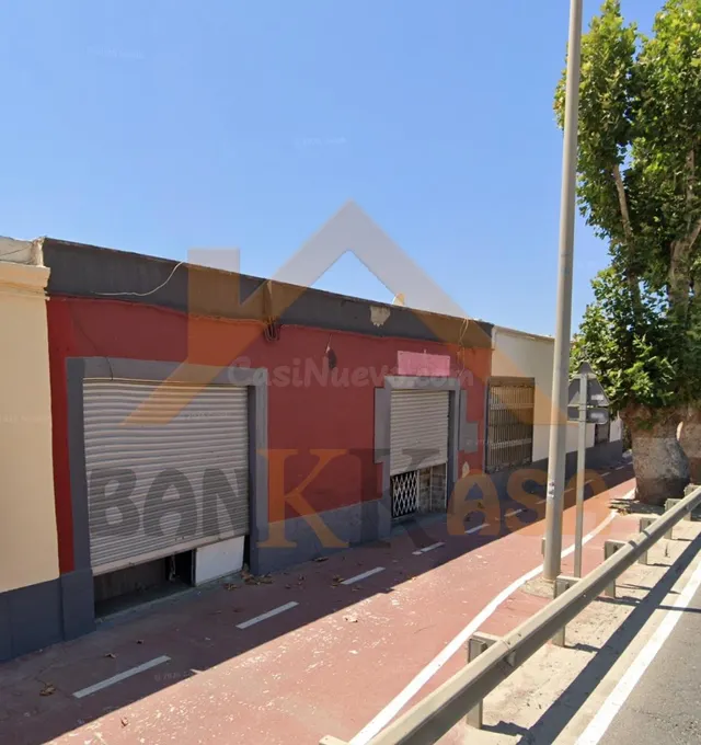 Oportunidad para inversores: Casa de 258 m2 con almacén en E