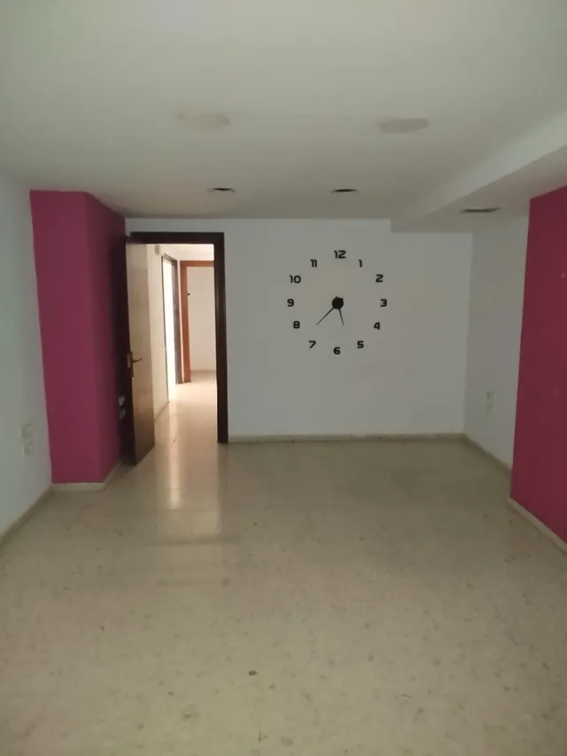 Se alquila local ideal para consulta u oficinas  entre el Hospital Puerta Del Mar y Paseo Maritimo. — 20