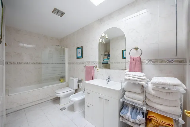 Gran casa unifamiliar con piscina privada, 4 dormitorios y semisótano. — 22