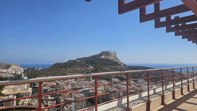 Amplia vivienda de 159 m2 con vistas panorámicas a los dos castillos de Alicante y plaza de garaje — 25