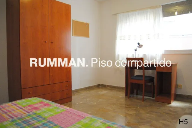 EST / Piso de SEIS dormitorios en Avenida de la Constitución - foto 3