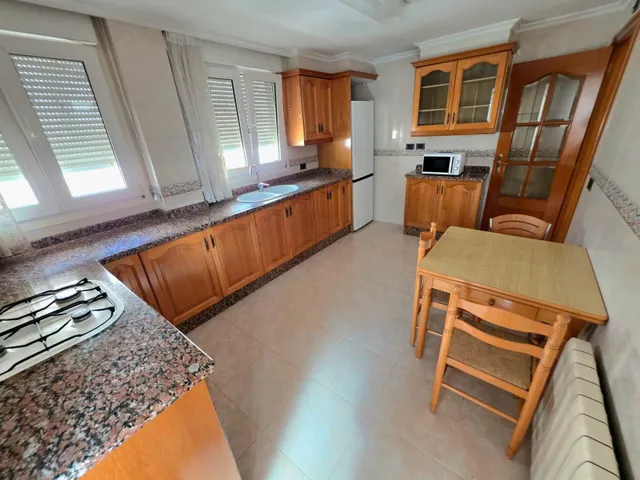 Amplia Vivienda en Alquiler con Terraza en Castellón. — 6