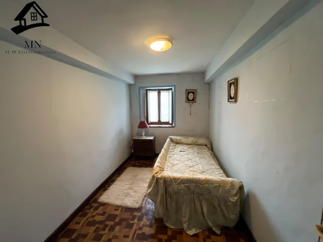 Casona Independiente Tradicional de Piedra con Balconada y Jardín Urbano en Penagos — 24