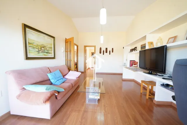 Chalet adosado con buhardilla en ciudad jardín de Alicante: garaje para 4 vehículos, terraza de 30m2 y piscina — 44