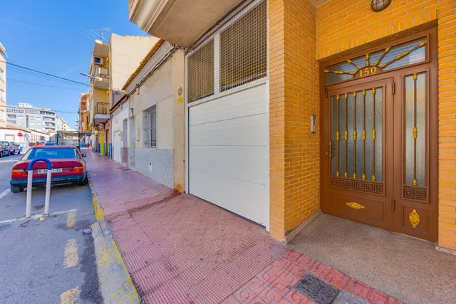 Amplio piso con 4 dormitorios, terraza y garaje en el centro de Torrevieja — 49