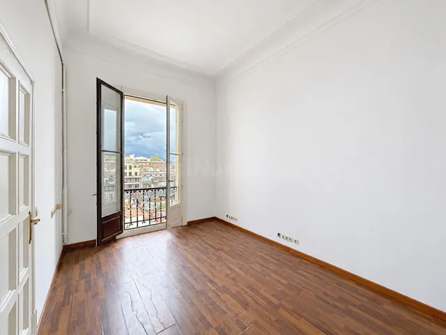 Oficina de 184 m2 con carácter y mucha luz en Passeig de Gràcia — 4