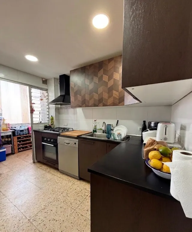 Piso amplio de 4 habitaciones con ascensor en Reyes Católicos — 9