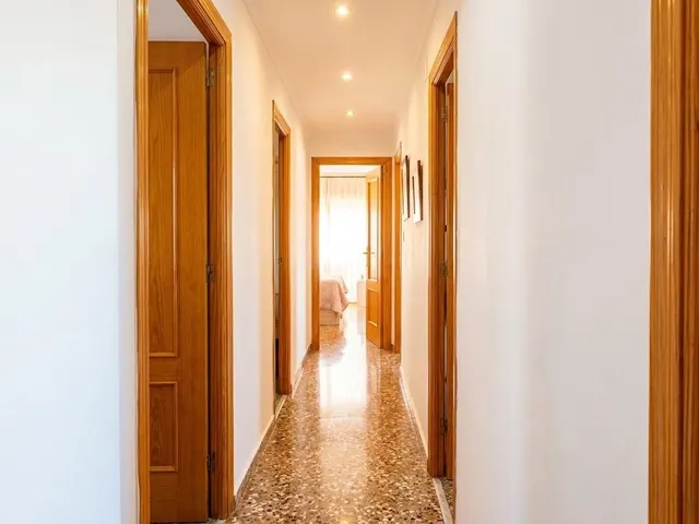 Luminoso piso con gran cocina y balcón frente a una tranquila plaza en Riola — 15