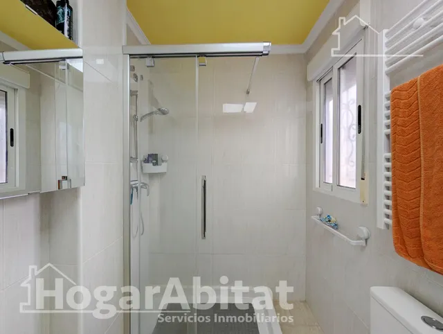 REFORMADO CON TERRAZA, PISCINA Y GARAJE CERCA DE LA PLAYA — 45