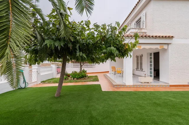 Amplia vivienda con piscina privada, terraza y garaje cerrado — 40