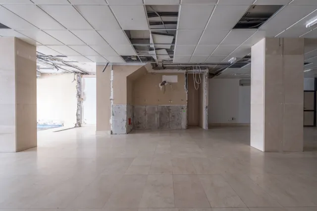 Local comercial de 200 m2 en Rafael Cabrera – Gran visibilidad y salida a dos calles — 7