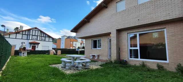 CHALET CON JARDÍN A UN PASO DEL CENTRO DE TORRELAVEGA.- — 29