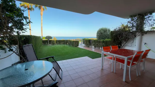 VENTA DE BUNGALOW DE PLANTA BAJA EN PRIMERA LINEA DE PLAYA, 