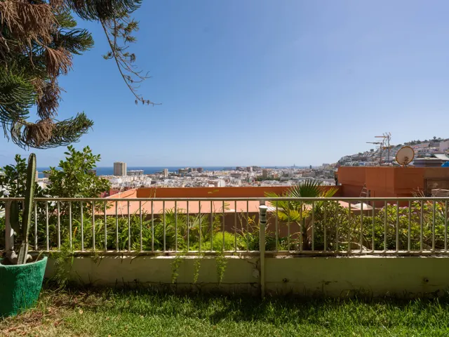 Chalet independiente junto a Paseo de Chil, con jardín, ascensor y vistas a la bahía — 6
