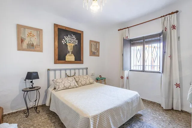 Amplia casa independiente de seis dormitorios a un paso del pantano de los Bermejales — 20