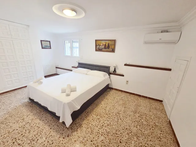 Chalet con 3 viviendas independientes, piscina privada cubierta y vistas al mar — 29