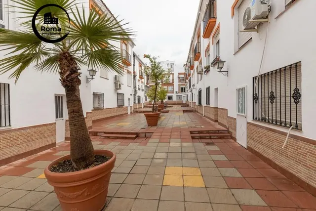 Casa adosada en urbanización con piscina junto al Ferial — 34