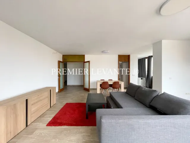 Vivienda en Centro, 4 hab y 2 baños, reformada, con ascensor. — 2