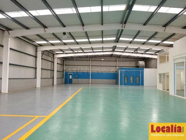 Venta de nave con oficinas y extensa campa, Bezana — 5