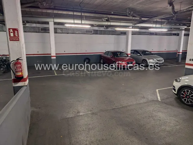 Plaza para furgoneta en la Calle Gavá en la Bordeta!! — 4