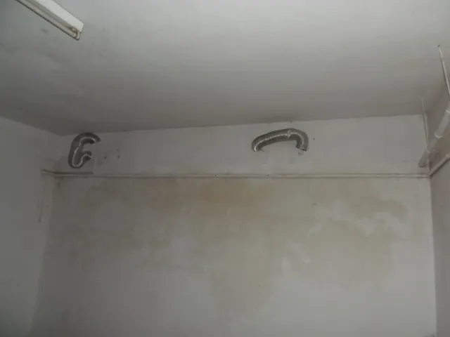 LOCAL ACONDICONADO  DE 400MTRS NECESITA REFORMAS SE DA CARENCIA, BIEN SITUADO  ES PLANTA SEMI SOTANO, CON OFICINAS Y BAÑOS, ZONA LA PAZ — 6