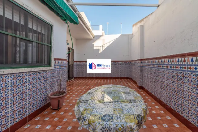 GRAN CASA CON DOS VIVIENDAS INDEPENDIENTES, AMPLIO PATIO Y AZOTEA – UNA OPORTUNIDAD ÚNICA PARA FAMILIAS O INVERSORES — 27