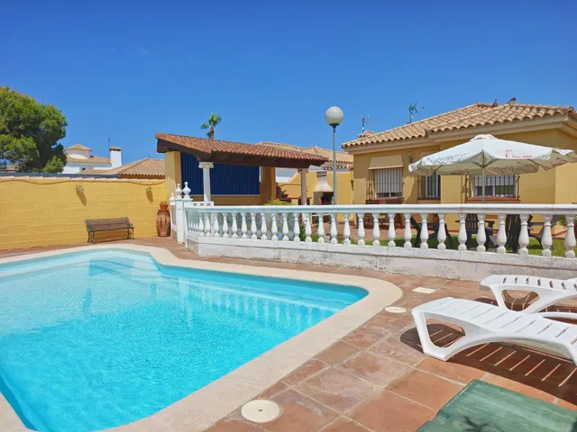 CHALET CON PISCINA EN SANCTI PETRI