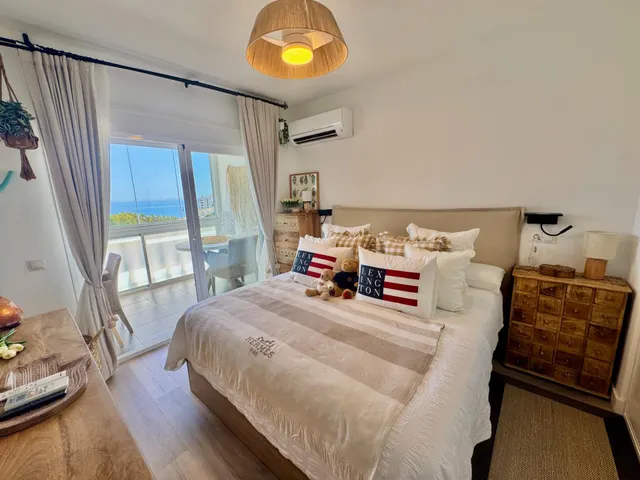 Venta de casa adosada con tres dormitorios en Benalmádena Costa, Málaga, Costa del Sol — 44