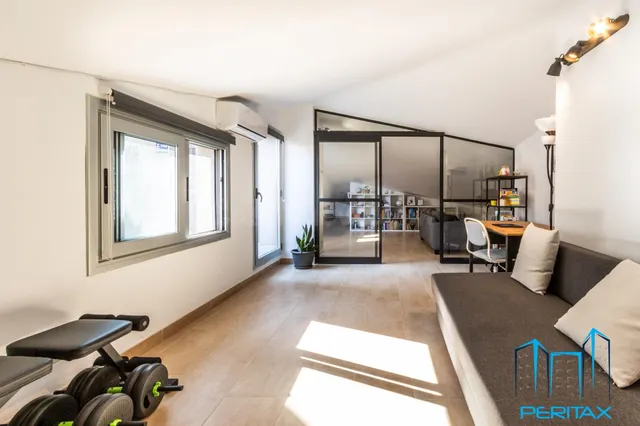 Ático dúplex de 120 m2 con terraza íntima y vistas despejada