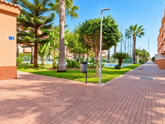 LUMINOSO PISO DE TRES DORMITORIOS Y DOS BAÑOS EN LA LAGUNA — 26