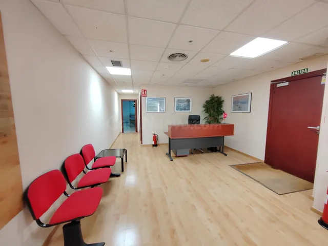 Se vende oficina profesional en la c/Pujades, esquina c/Álav