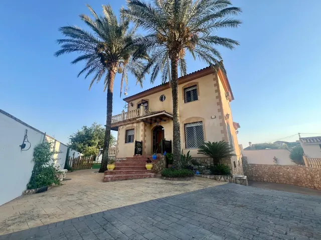 ¡Gran oportunidad! Vivienda con terreno, piscina y negocio t - foto 3