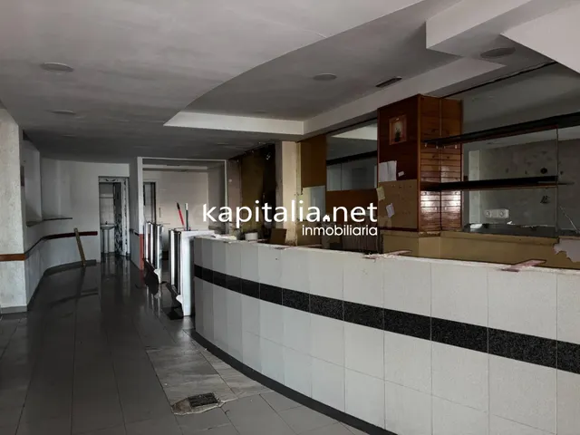 LOCAL EN VENTA EN PLENA AVENIDA DE XÀTIVA - foto 2