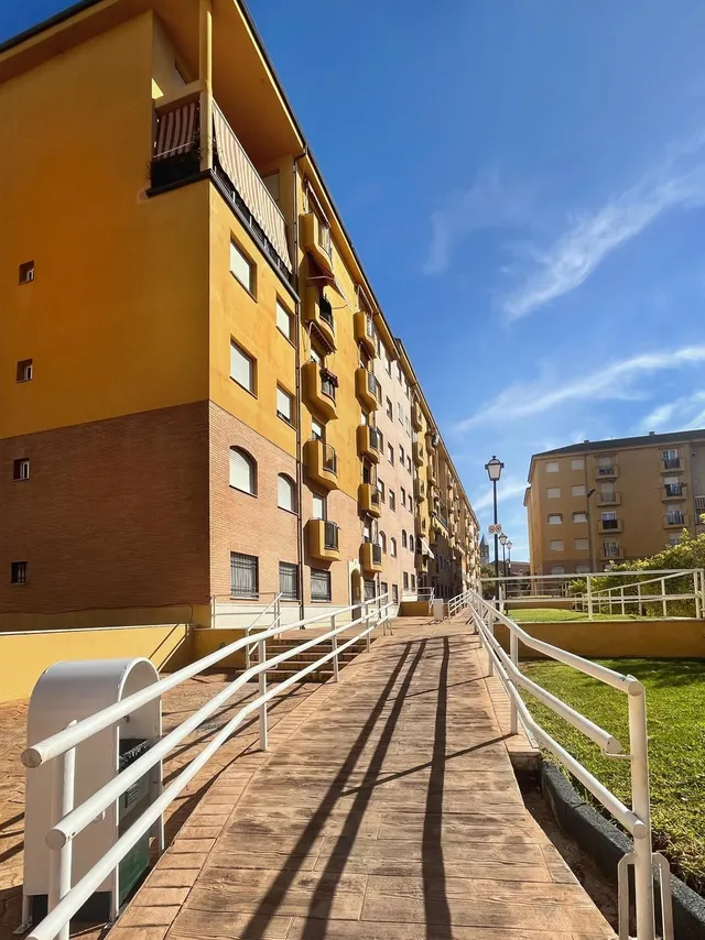 ¡una gran oportunidad para crear el hogar que siempre has soñado! amplio piso de 4 dormitorios con garaje, ascensor y vigilancia nocturna. — 24
