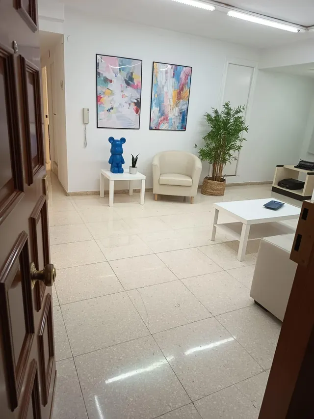 Despachos entre 14 a 20 m2, totalmente reformado y mucha luz natural, situado en pleno centro, con facilidades de parking — 17