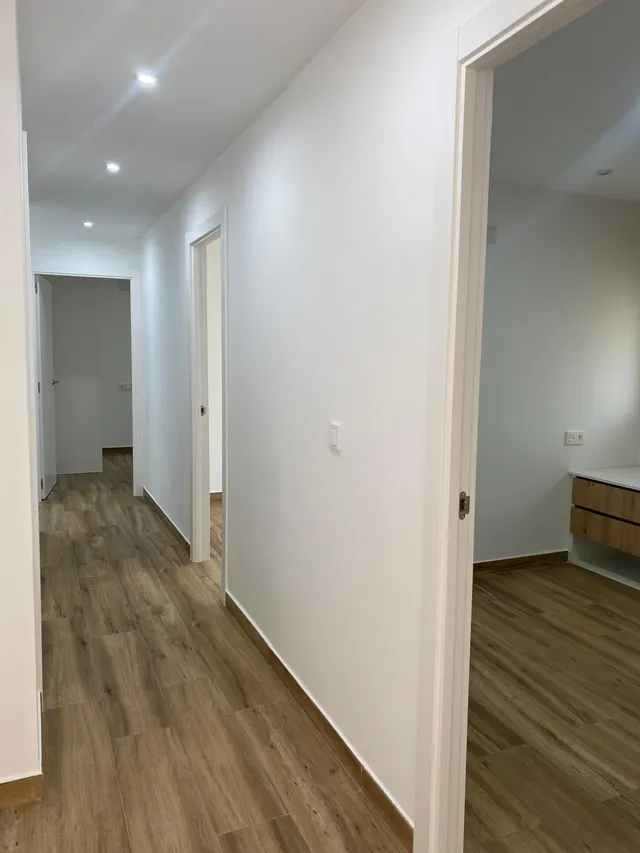 Reformado apartamento en primera línea de Torrevieja con vistas laterales al mar y piscina — 6