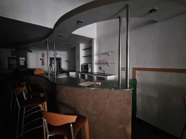 Local comercial en buen estado – Ideal para bar o cafetería — 4