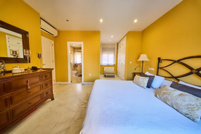 AMPLIA CASA DE 5 DORMITORIOS CON GARAJE, GRANDES TERRAZAS Y VISTAS AL CAMPO DE GOLF EN PLAYA GRANADA — 9