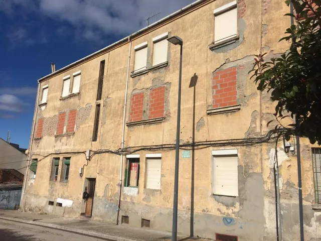 SE VENDE SOLAR CON EDIFICIO — 5