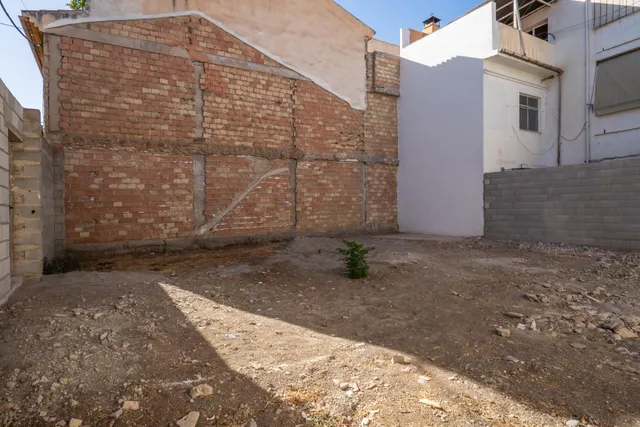 EXCELENTE SOLAR EN VENTA EN ARMILLA (JUNTO PLAZA ESPAÑA) — 24