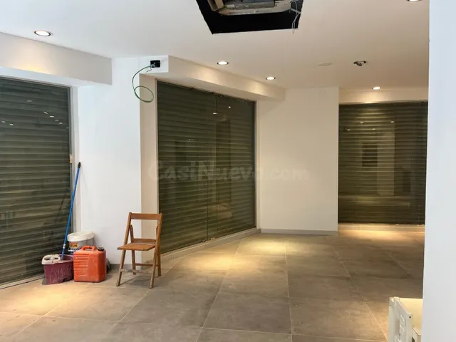 ALQUILER DE AMPLIO LOCAL COMERCIAL ESQUINERO EN MANRESA - foto 5