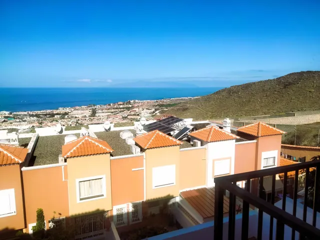 Amplio Adosado de 2 dormitorios en Roque del Conde - foto 4