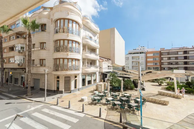 Apartamento totalmente reformado a estrenar frente a la Plaza del Teatro de Torrevieja — 2