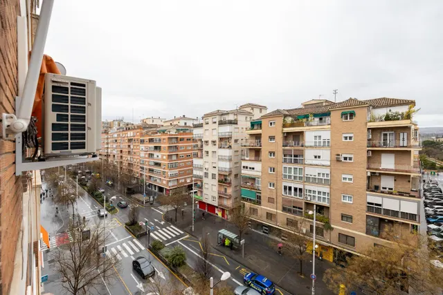 Camino de Ronda. Piso en planta alta con 5 dormitorios, garaje y trastero, calefacción central. — 29