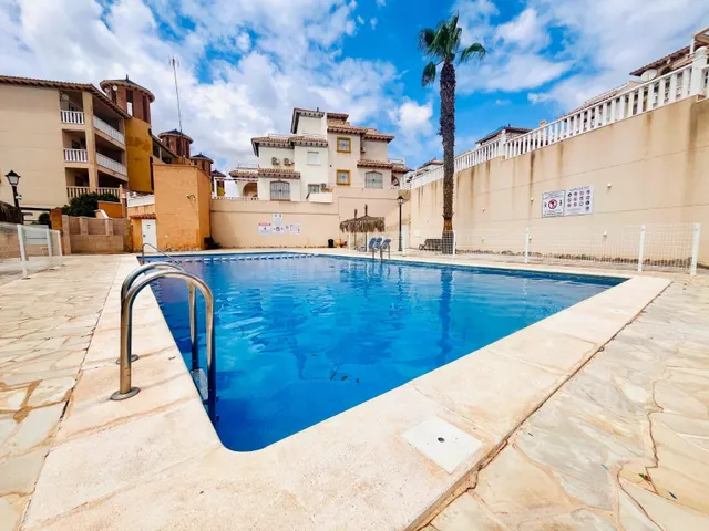 Acogedor Apartamento de 2 habitaciones con Jardín y Piscina 