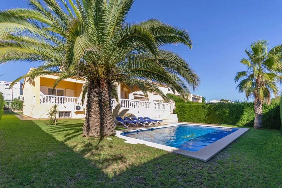Magnifica villa de 347m2, situada a 1ª línea de mar