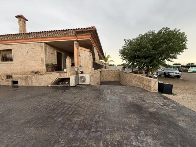 Chalet independiente con 400 m2 construidos, gran parcela y garaje — 48