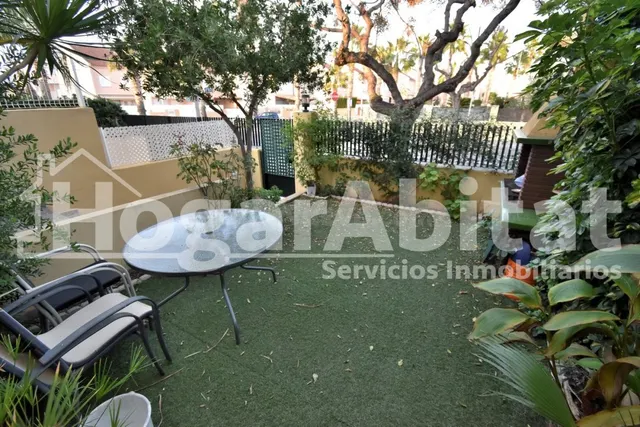 ADOSADO SEMINUEVO CON PISCINA, 2 TERRAZAS Y AMPLIO GARAJE — 4